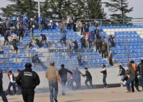 სამტრედიაში 200-მდე გულშემატკივარი მოედანზე შეიჭრა და მსაჯები სცემა