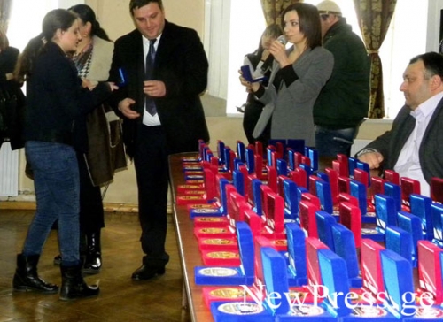 ქუთაისში წარჩინებულ მოსწავლეებს ოქროსა და ვერცხლის მედლები გადაეცათ
