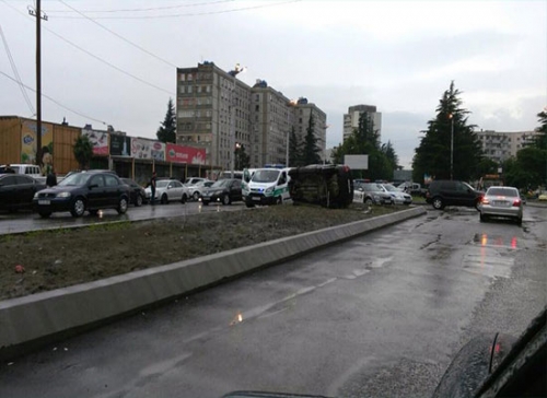 ქუთაისში “უსაფრთოების კუნძულებს” “ფოსფორით” შეღებავენ