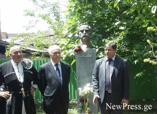 “ყვარყვარეობა გრძელდება” – ძეგლის პატივგება ქუთაისში