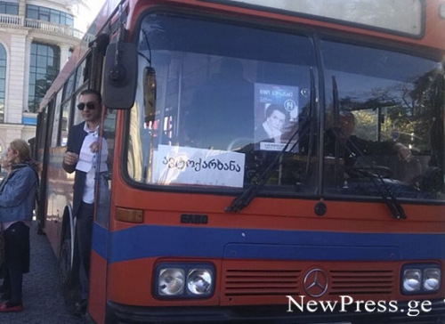 ქუთაისის ცენტრალურ მოედანზე ბურჯანაძესთან შესახვედრად ქუთაისელები საქალაქო ტრანსპორტით გადაჰყავთ