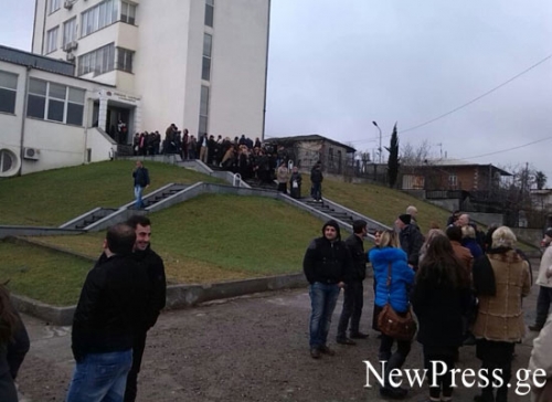 ქუთაისის საქალაქო სასამართლოსთან “ნაციონალები” ვანო მერაბიშვილის გამამართლებელ განაჩენს ელოდებიან