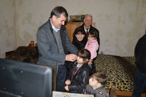 დევნილთა და განსახლების სამინისტრომ  ქუთაისში  დევნილის ოჯახს  საახალწლოდ ბინა გადასცა