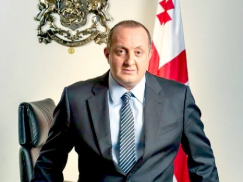 პრეზიდენტმა მთავრობის ახალ სიაზე ხელმოწერა გადადო