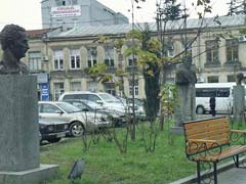 „ჩვენ პატივს ვცემთ სამი ოთარის ხსოვნას“ (R)