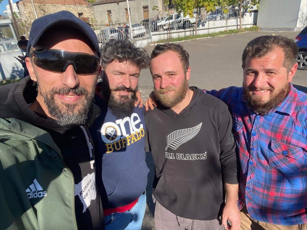 ქუთაისელი აქტივისტები მიხეილ მუმლაძე და იმედა ონიანი გაათავისუფლეს