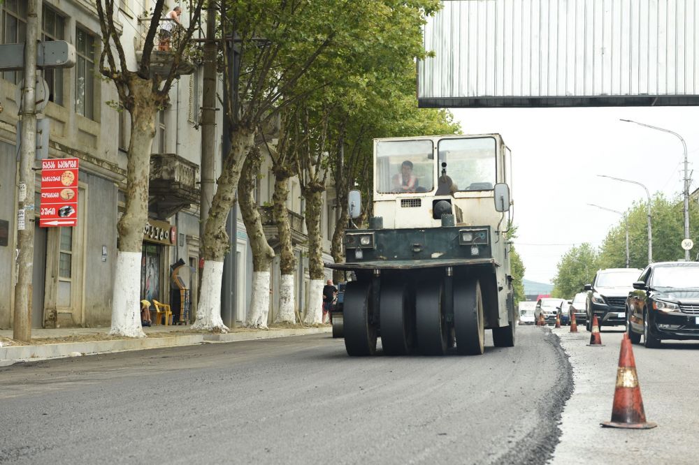 ქუთაისში რუსთაველის გამზირზე ასფალტის მეორე ფენა იგება