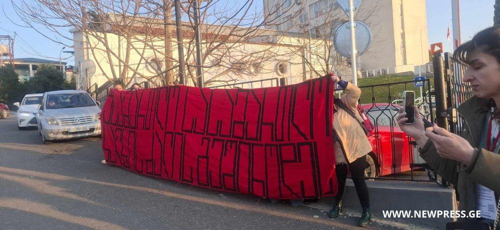 „უსამართლო სასამართლო ხალხის ძალის გეშინოდეს”- ბანერი ქუთაისის სასამართლოსთან