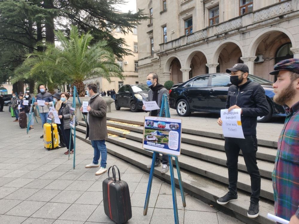 “ჩემოდნებზე დამჯდარი ქალაქი” – ქუთაისში ახალგაზრდებმა უპერსპექტივობა გააპროტესტეს