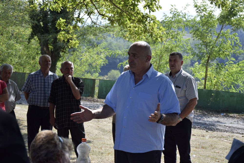 ნიკოლოზ თოფურიძემ მორიგი შეხვედრა სოფელ საქარიქედის ამომრჩეველთან გამართა  [R]