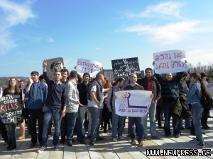 სტუდენტების აქცია პარლამენტის წინ და შეძახილები “ნაციონალებს”
