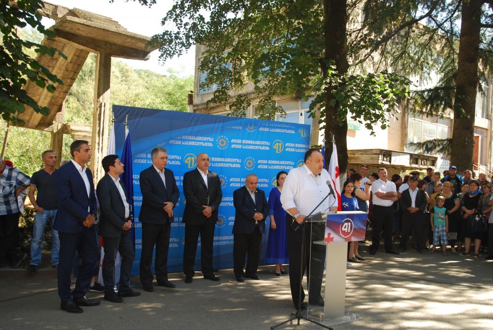 მოსახლეობას ხარაგაულის მერობის კანდიდატი წარუდგინეს [R]