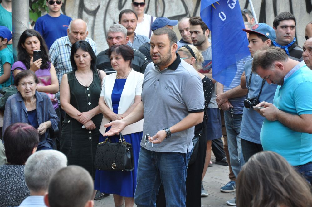 კრწანისის  მაჟორიტარობის კანდიდატი ბექა ოდიშარია მოსახლეობას შეხვდა(R)