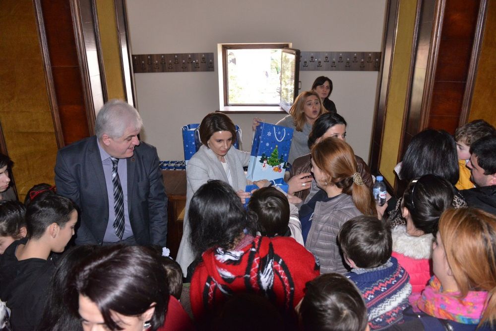 პარლამენტმა იმერეთში მცხოვრებ ბავშვებს საახალწლო ღონისძიებაზე ქუთაისის თეატრში უმასპინძლა