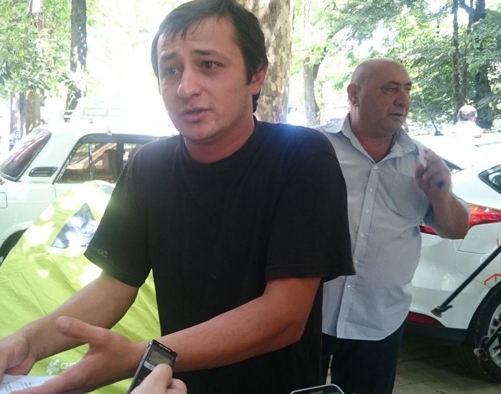 ქუთაისში მოქალაქემ “საქართველოს ბანკთან” შიმშილობა დაიწყო