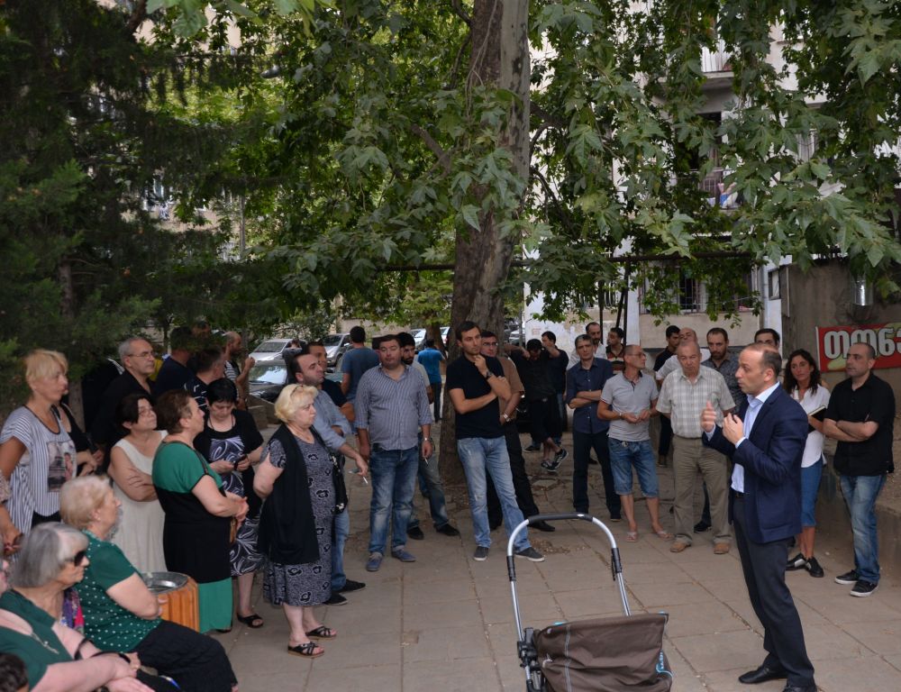 საბურთალოს N6 ოლქის მაჟორიტარობის კანდიდატი მოსახლეობას ხვდება (R)