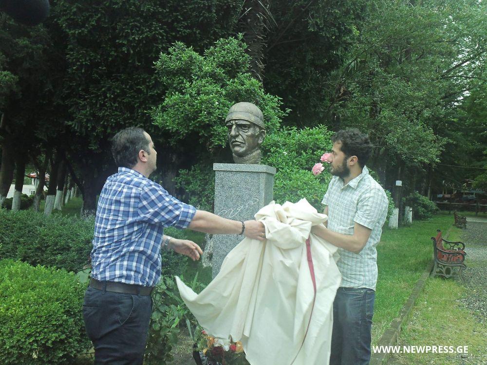 ქუთაისში ოტია იოსელიანის ბიუსტი და მისი სახელობის ხეივანი გაიხსნა