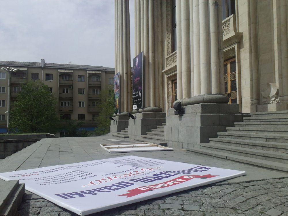 ქუთაისში ქარმა ორი ბანერი  ჩამოაგდო