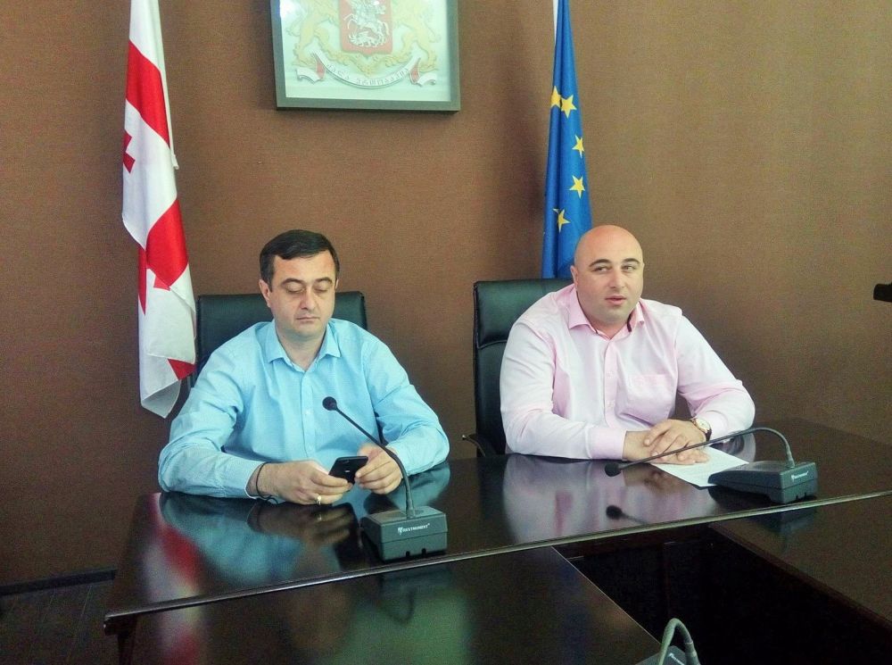 ქუთაისის მერი 100 დღის მუშაობის ანგარიშის წარდგენის შემდეგ აპლოდისმენტებით დააჯილდოვეს