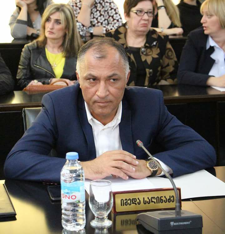 ოპონენტის ცემაში მონაწილე დეპუტატს კრიმინალური წარსული აქვს?