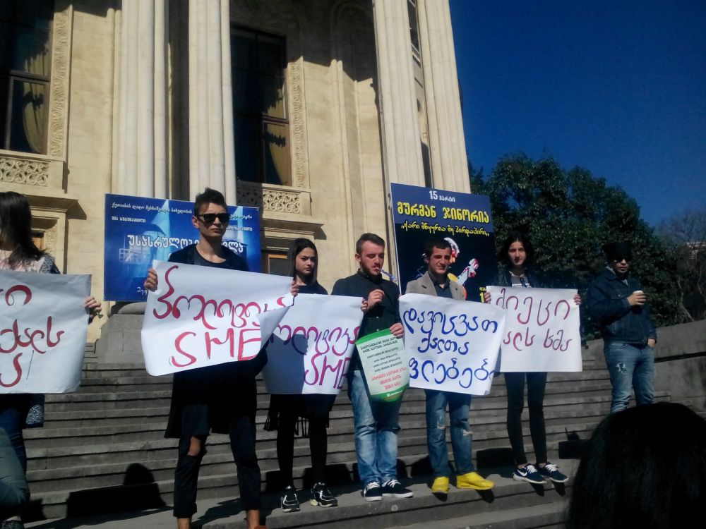 “ავტობუსში ფეხზეც დავდგები, აქ დამითმე ადგილი”(ფოტო)