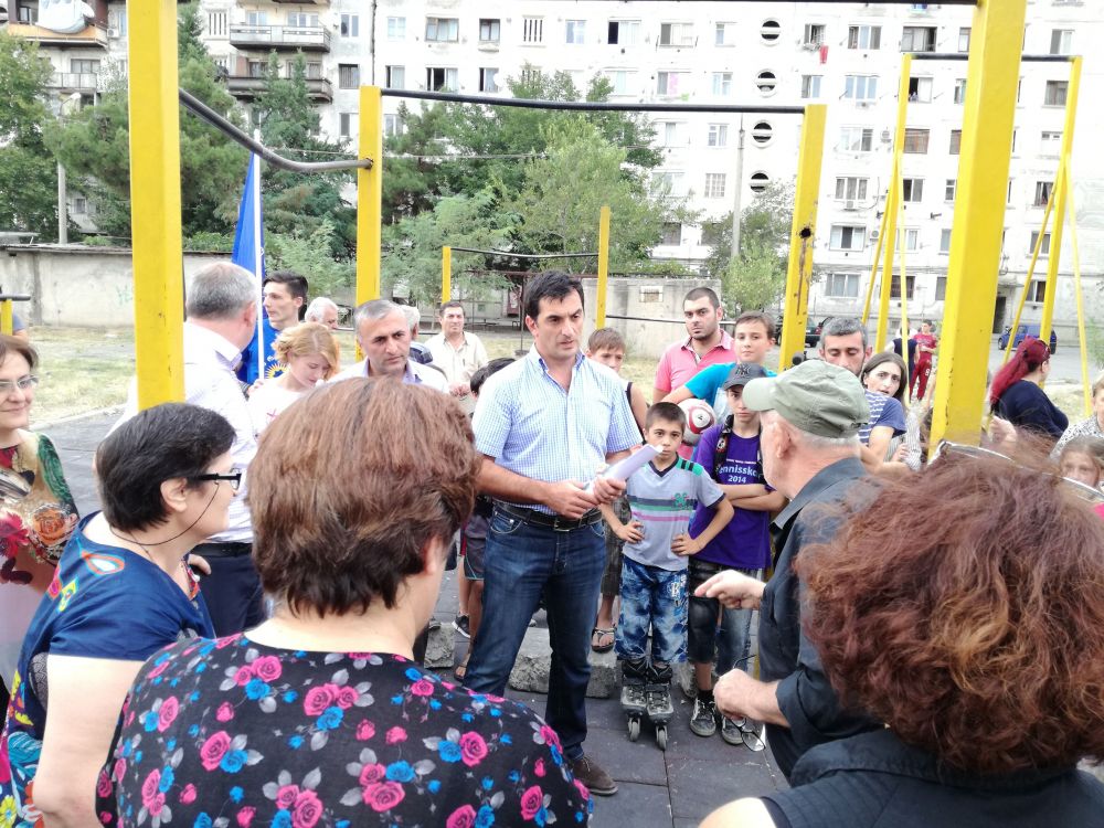 გიორგი ბეგაძე საარჩევნო კამპანიის ფარგლებში რუსთავის  მოსახლეობას შეხვდა(R)