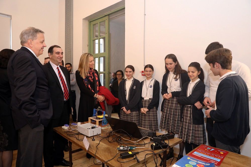 სენაკელი ბავშვების გამოგონება ამერიკის ელჩმა დაათვალიერა