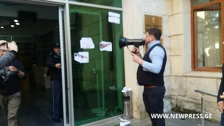 ქუთაისის მეექვსე მოწვევის საკრებულომ მუშაობა აქციის ფონზე დაიწყო  [VIDEO]