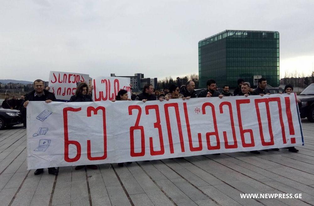 “ნუ გვისმენთ!”- საპროტესტო აქცია პარლამენტის წინ [VIDEO]