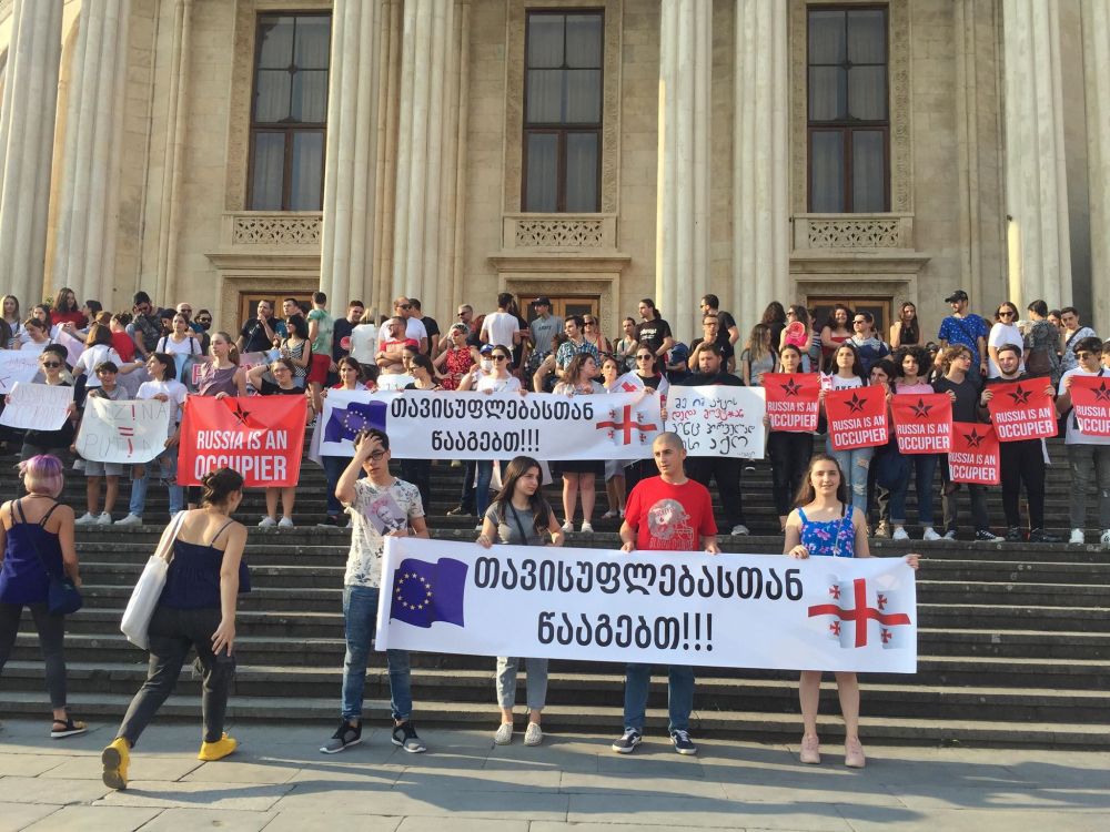 “ნუ მესვრი”, “არა ოკუპაციას” –  ქუთაისში აქცია-მსვლელობა  იმართება [VIDEO]