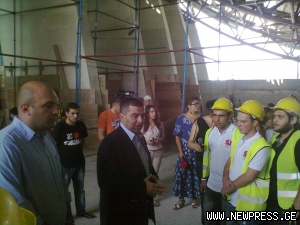 დავით ბაქრაძე პარლამენტის მშენებლობაზე დასაქმებულ სტუდენტებს შეხვდა