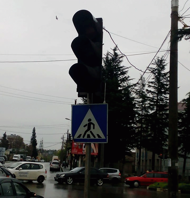 “მოუწესრიგებელი შუქნიშნები ავტოსაგზაო შემთხვევების მიზეზი ხდება”