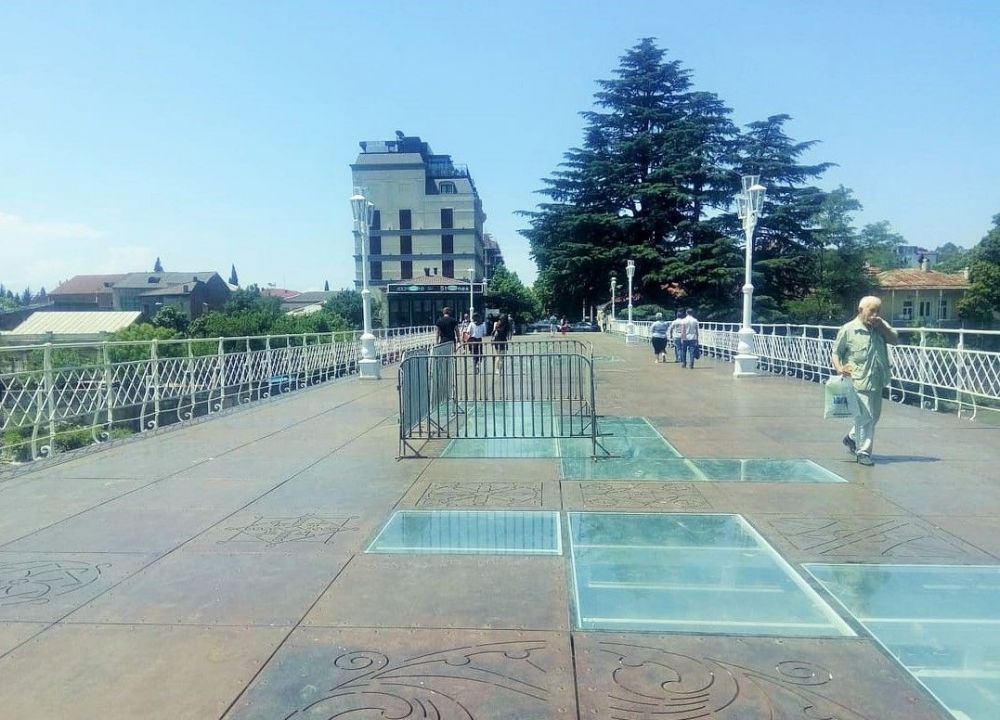 “თეთრ ხიდზე” დაზიანებული მინა 2 დღეში შეიცვლება” – ქუთაისის მერია
