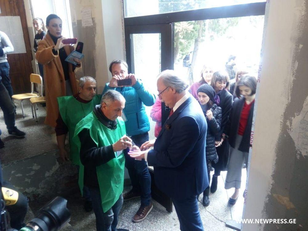 გრიგოლ ვაშაძის საარჩევნო უბანზე მისვლას ინციდენტი მოჰყვა