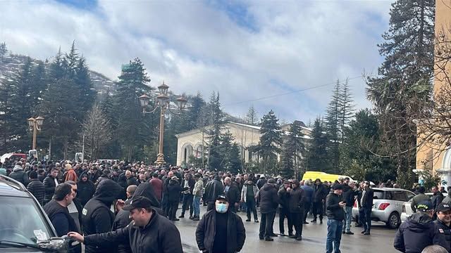 ჭიათურელი მაღაროელები მეორე დღეა ქალაქის ცენტრში აქციას მართავენ