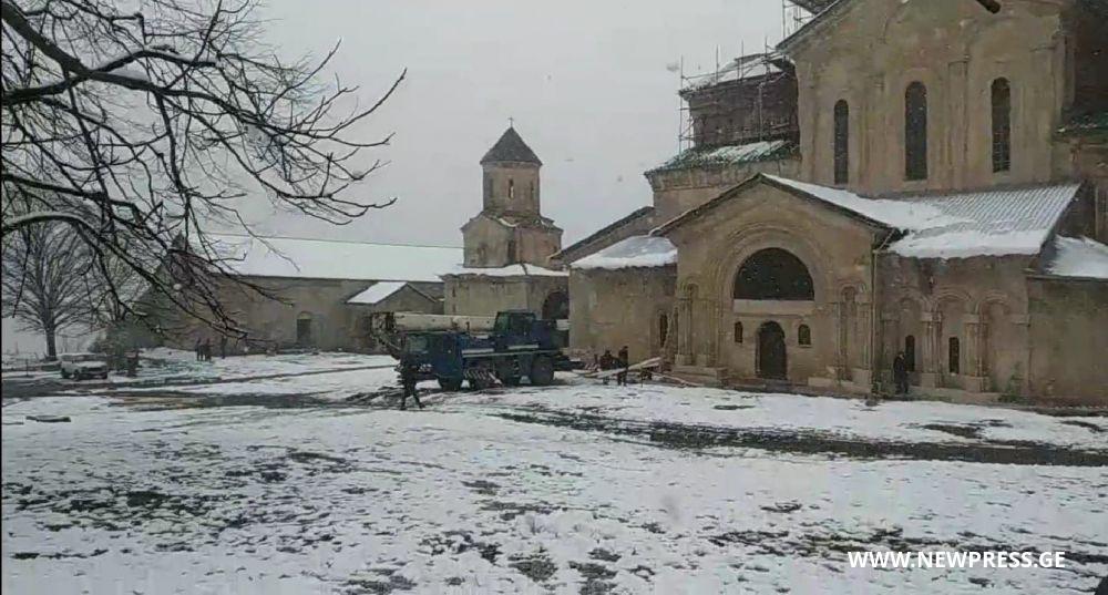 გელათის სამონასტრო კომპლექსში დროებითი გადახურვის სამუშაოები განახლდა