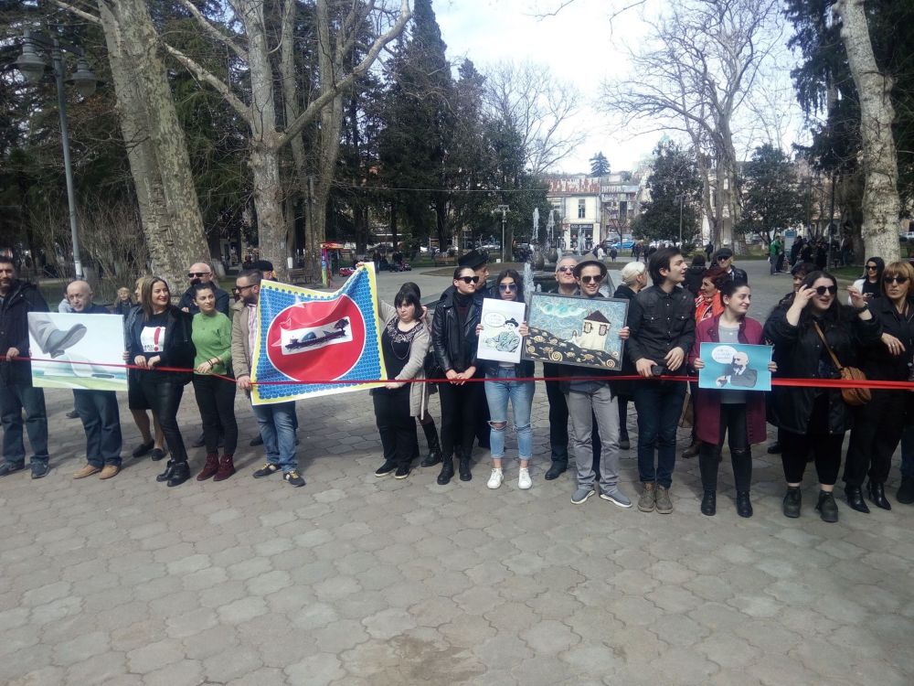 ქუთაისიდან პარლამენტის გადატანა აქცია-პერფორმანსით გააპროტესტეს [VIDEO]
