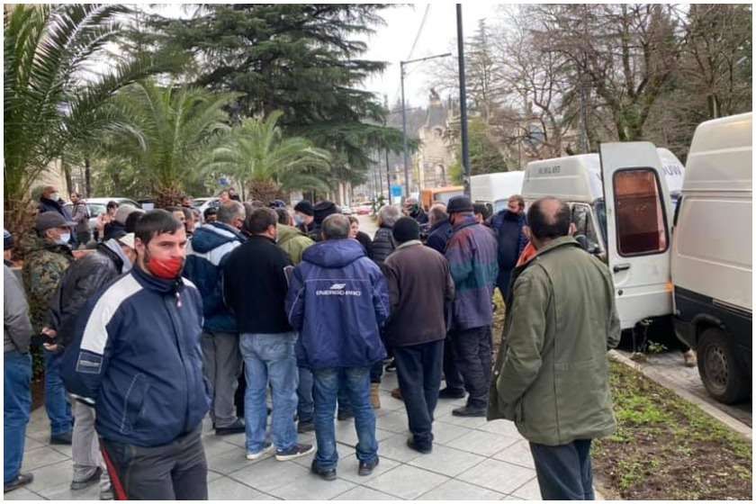 კანონში დაგეგმილი მორიგი ცვლილება, რომელიც აქციის მონაწილეს ტროტუარზე დგომასაც უკრძალავს