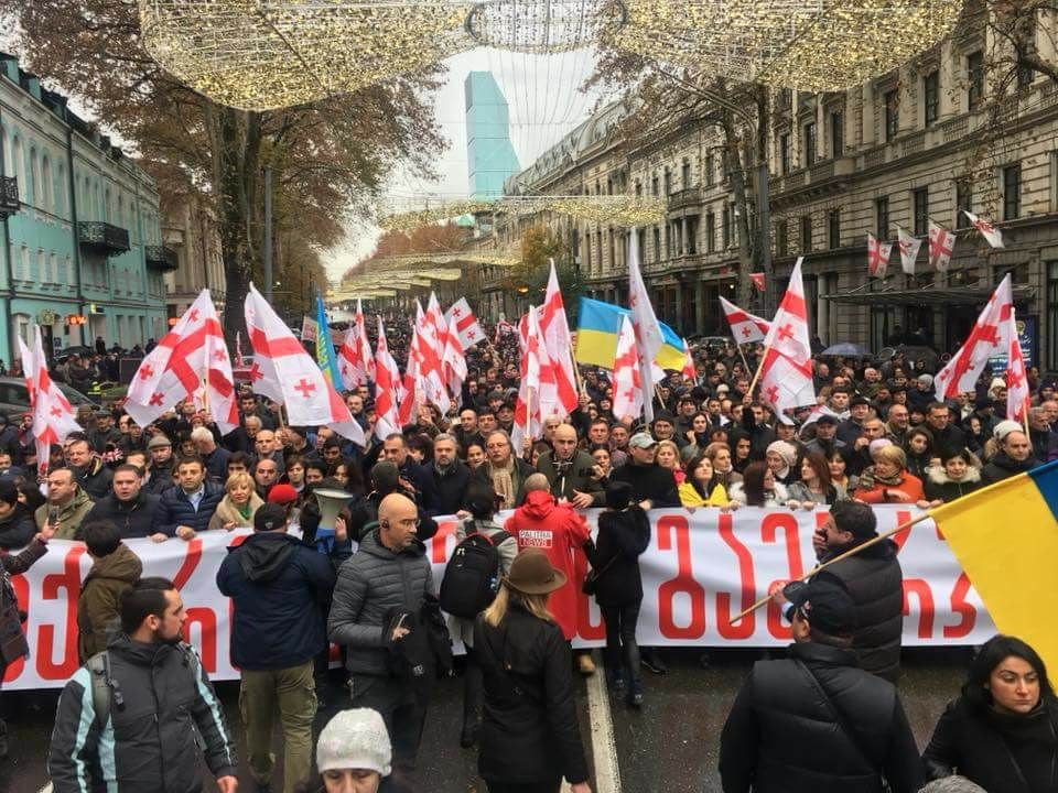 “ღირსების მანიფესტაციას” ქუთაისიდან 400-მდე ადამიანი შეუერთდა