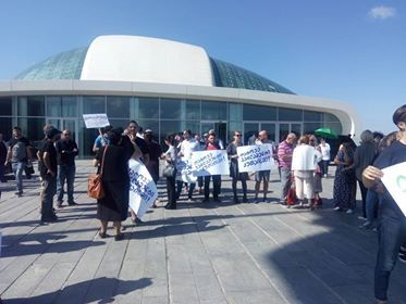 “დატოვე პარლამენტი ქუთაისში”- პარლამენტის შენობასთან აქცია მიმდინარეობს