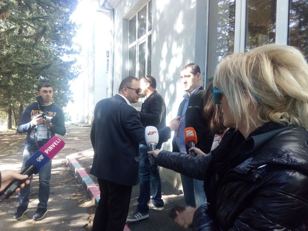 “კომისიის თავმჯდომარე ინფორმაციას აწვდის აქტივისტებს, თუ ვინ ვის მისცა ხმა” [VIDEO]