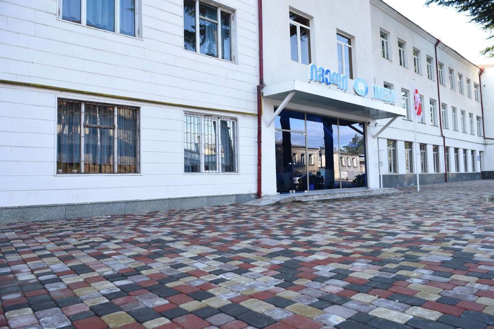 ქუთაისში ასათიანის ქუჩის ტროტუარები დეკორატიული ფილებით ეწყობა