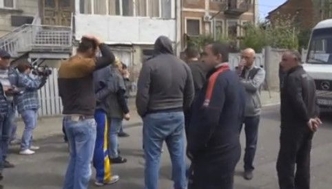 ქუთაისში, კოსტავას ქუჩაზე, მოქალაქეებმა გზა გადაკეტეს