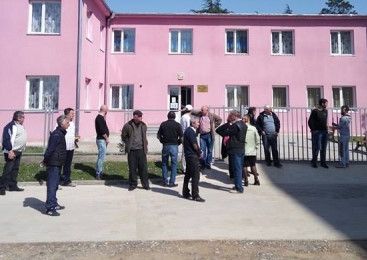 ქუთაისში ბაღის მშენებლობაზე დასაქმებულებმა აქცია გამართეს