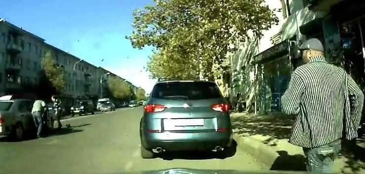ქუთაისში ზებრაზე მიმავალ ახალგაზრდებს ავტომანქანა დაეჯახა(VIDEO)