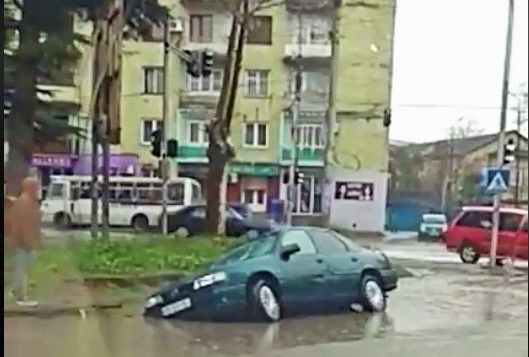 ქუთაისში, შარტავას ქუჩაზე ავტომობილი სანიაღვრე არხში ჩავარდა