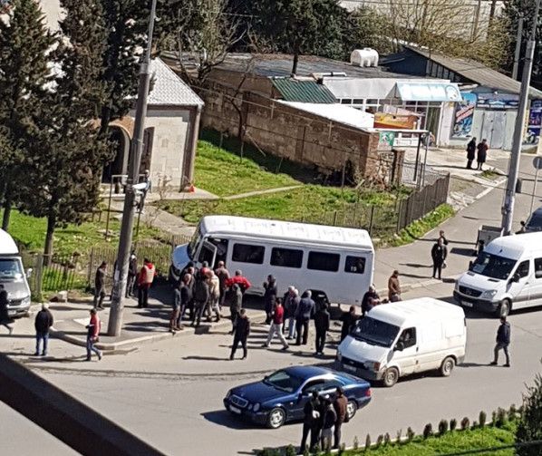 ქუთაისში სამგზავრო ავტობუსს მსუბუქი ავტომობილი დაეჯახა
