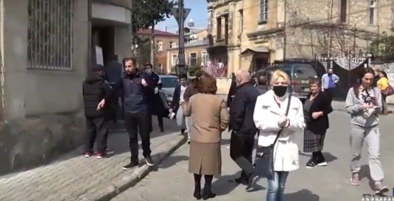 ქუთაისში მოსახლეობას სამედიცინო ნიღბები, სადეზინფექციო ხსნარი და ხელთათმანები დაურიგეს