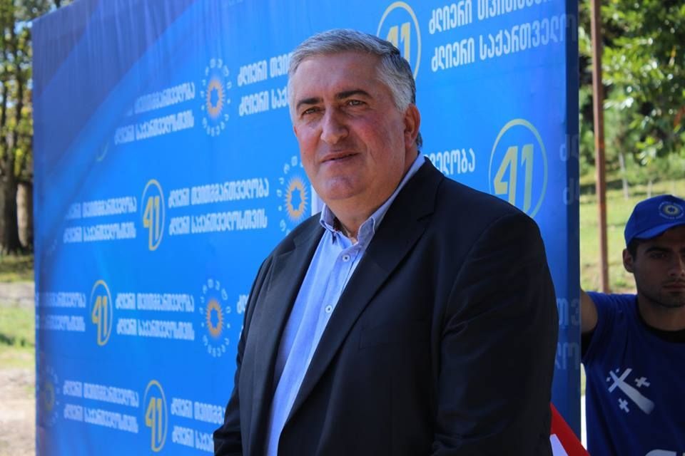 4 ბინა, 2 სახლი, ნაჩუქარი 23 ათასი დოლარი  – რა ქონებას ფლობს თერჯოლის მერის ოჯახი?