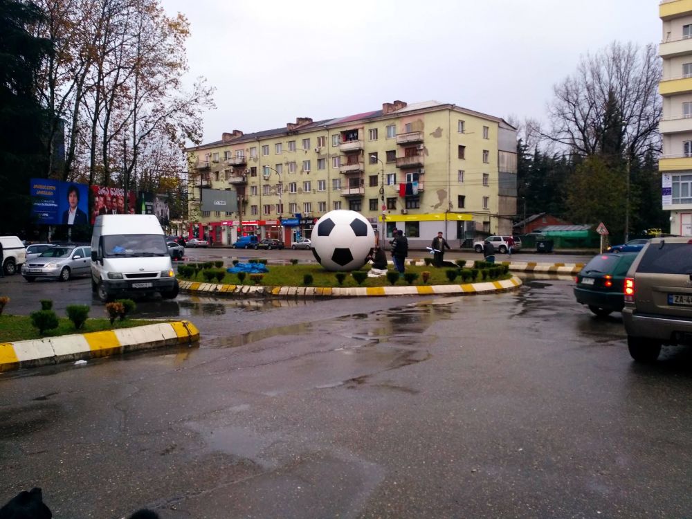 ქუთაისში, “ტორპედოს” სტადიონთან “მშვიდობის ბურთის” მონუმენტი განთავსდა
